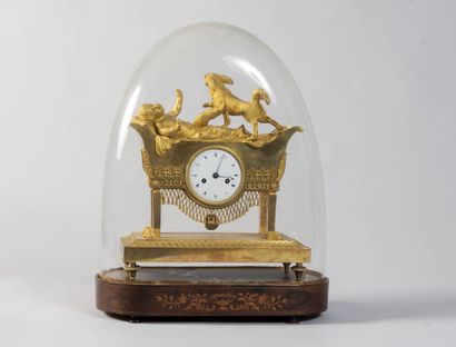 Rare pendule en bronze ciselé et doré représentant...