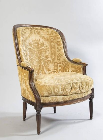 Walnut gondola sofa resting on 4 short, tapered,...