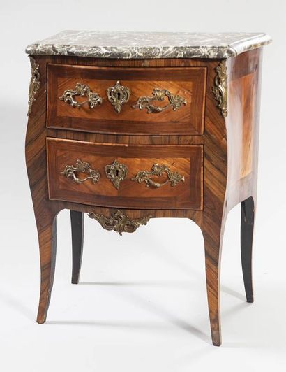 Petite commode à façade et côtés galbés et...
