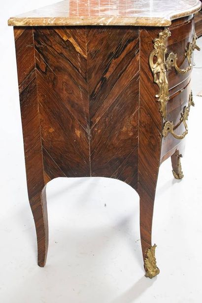 Commode en placage de bois de rose et palissandre...