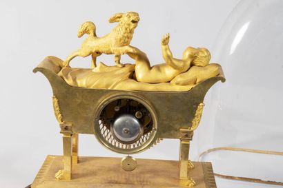 Rare pendule en bronze ciselé et doré représentant...