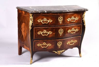 Commode à façade et côtés galbés en palissandre,...