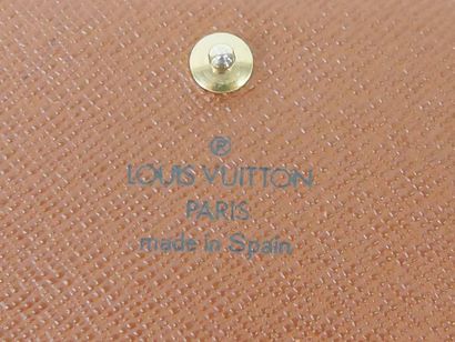 Louis VUITTON Porte-monnaie en cuir marron...
