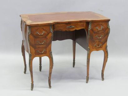 Petit bureau néo Louis XV à caissons (accidents...