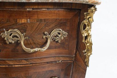 Commode en placage de bois de rose et palissandre...