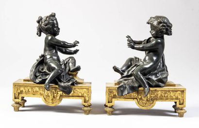 Paire de chenêts de style Louis XVI en bronze...