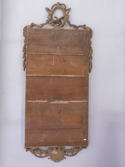 Important miroir en bois sculpté et doré,...