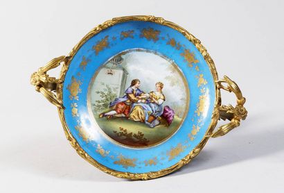 Coupe montée en porcelaine à décor de scène...