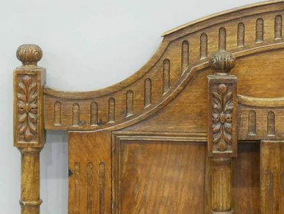 Natural wood support bed. Late 18th century...