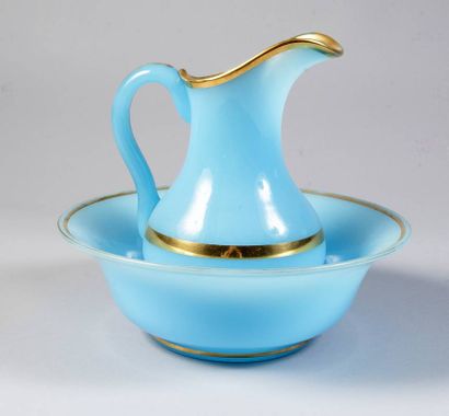 Garniture de toilette en opaline bleue à...