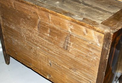 Importante commode à façade et côtés galbés...
