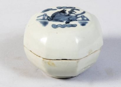 CHINA - XVIIth century Octagonal porcelain...