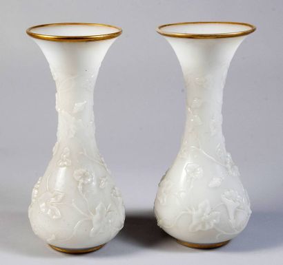 Paire de vases à renflement en opaline blanche...