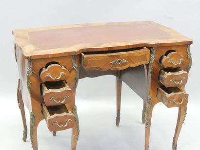 Petit bureau néo Louis XV à caissons (accidents...