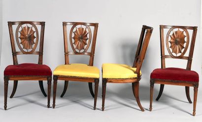 Suite de 4 chaises de style anglais en bois...