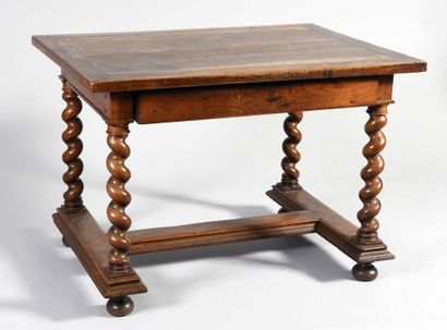 Table en noyer à pieds torsadés reliés par...