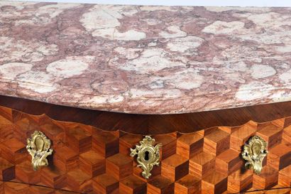 Commode en bois de placage et marqueterie...