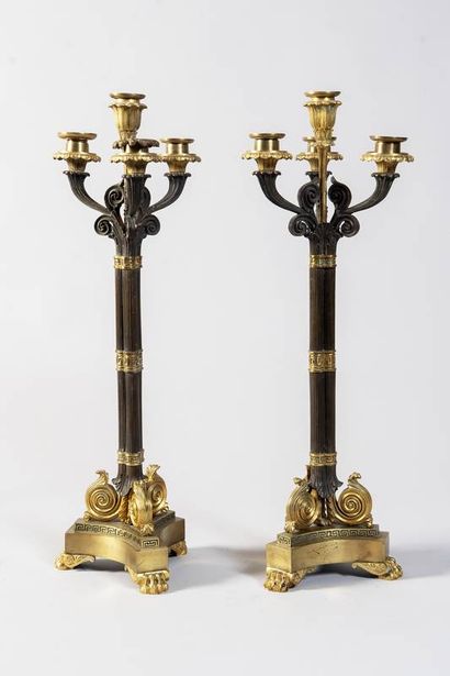 Paire de flambeaux Empire en bronze à 2 patines...