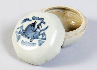 CHINA - XVIIth century Octagonal porcelain...