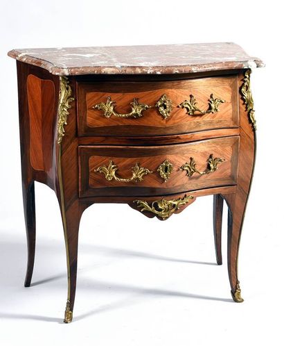 Petite commode en bois de placage ouvrant...