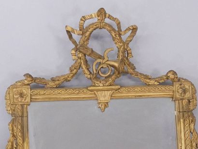 Important miroir en bois sculpté et doré,...