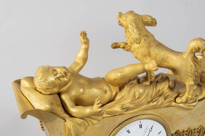 Rare pendule en bronze ciselé et doré représentant...