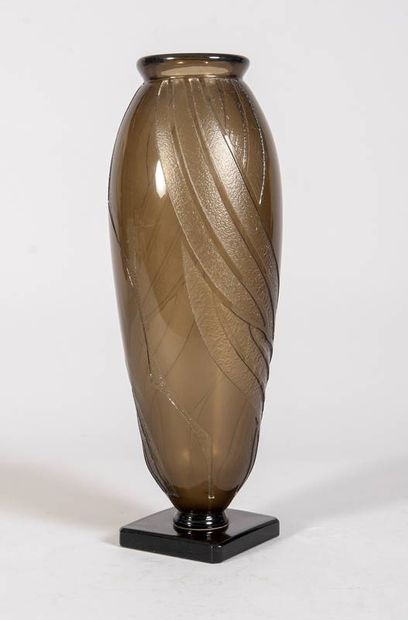 SCHNEIDER - Vase oblong en verre teinté marron...