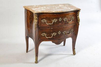 Commode en placage de bois de rose et palissandre...