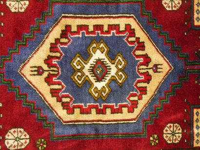 Tapis en laine Yahyali à décor géométrique,...