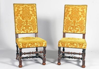 Paire de chaises en noyer, piètement tourné...