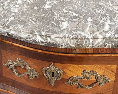 Petite commode à façade et côtés galbés et...