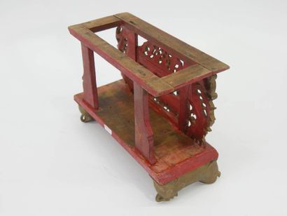 VIETNAM - Circa 1900 Small altar in red and...