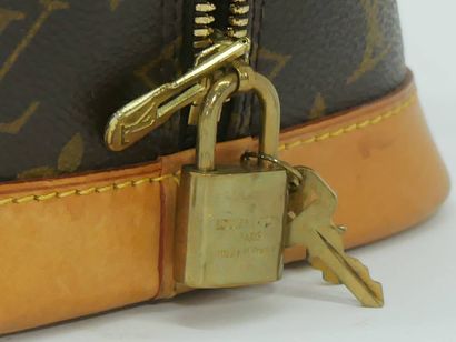 Louis VUITTON. Sac en toile modèle Alma PM...