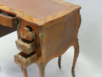 Petit bureau néo Louis XV à caissons (accidents...