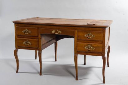 Bureau plat à caissons en merisier reposant...