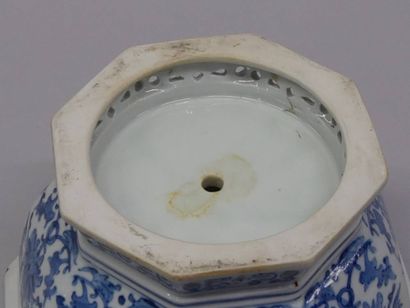 CHINA - 19th century Octagonal porcelain...
