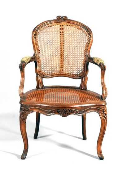 Fauteuil canné en hêtre mouluré et sculpté,...