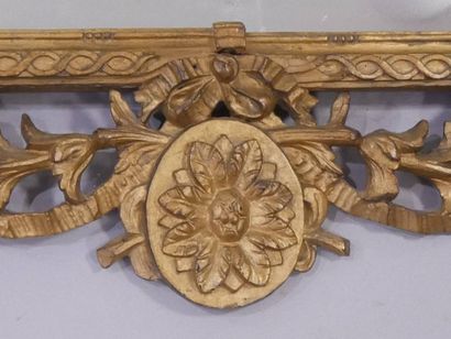 Important miroir en bois sculpté et doré,...