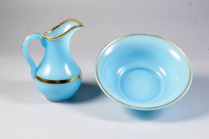 Garniture de toilette en opaline bleue à...