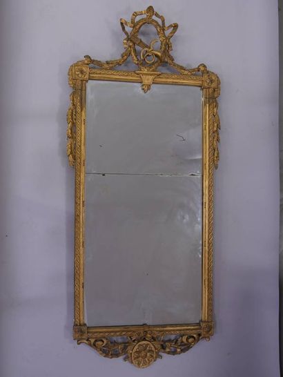 Important miroir en bois sculpté et doré,...