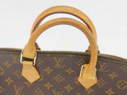 Louis VUITTON. Sac en toile modèle Alma PM...
