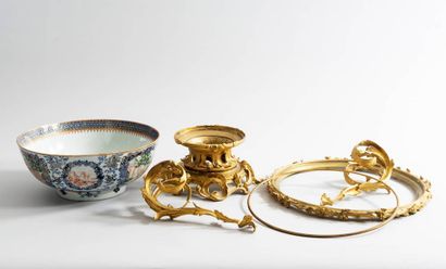 Porcelain pedestal bowl, decorated in reserves...