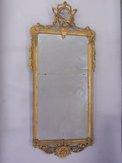 Important miroir en bois sculpté et doré,...