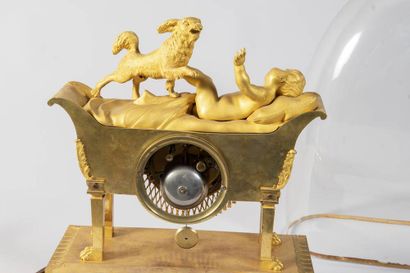 Rare pendule en bronze ciselé et doré représentant...