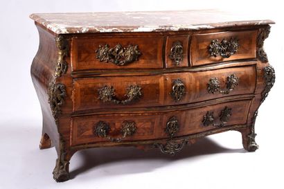 Importante commode tombeau en bois de placage...