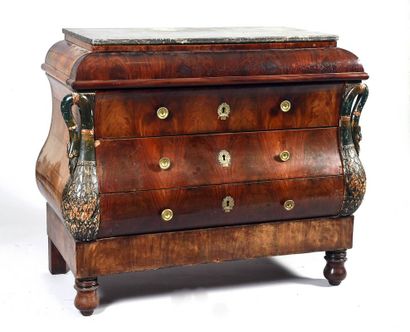 Commode galbée Biedermayer en acajou et placage...