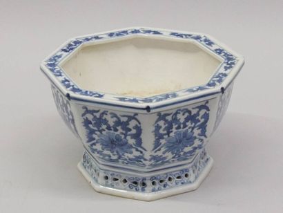 CHINA - 19th century Octagonal porcelain...