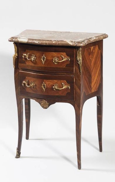 Petite commode à façade et côtés galbés en...