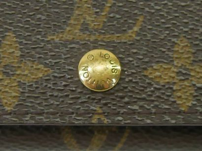Louis VUITTON Porte-monnaie en cuir marron...