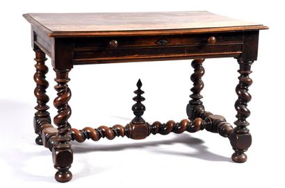 Table à entretoise en noyer et hêtre ouvrant...